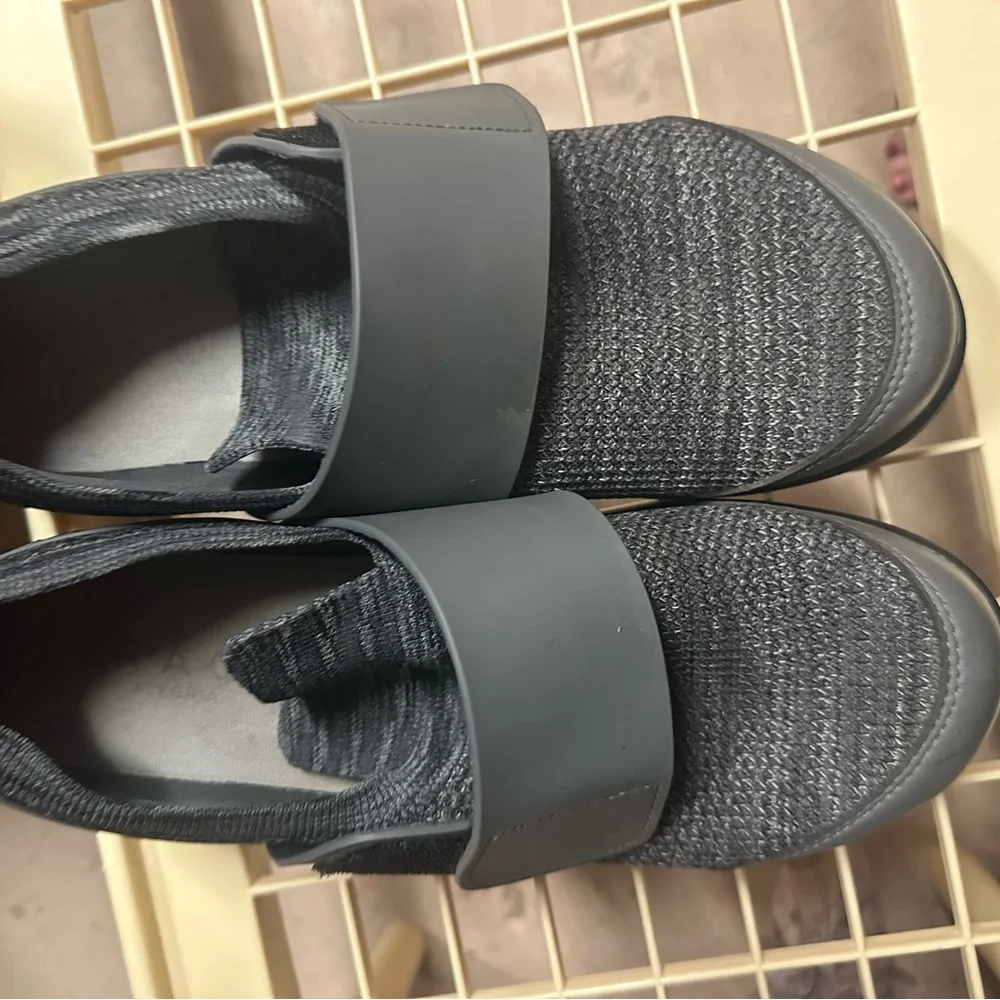 Traq by Alegria‎ Men's Black Slip-On Sneakers